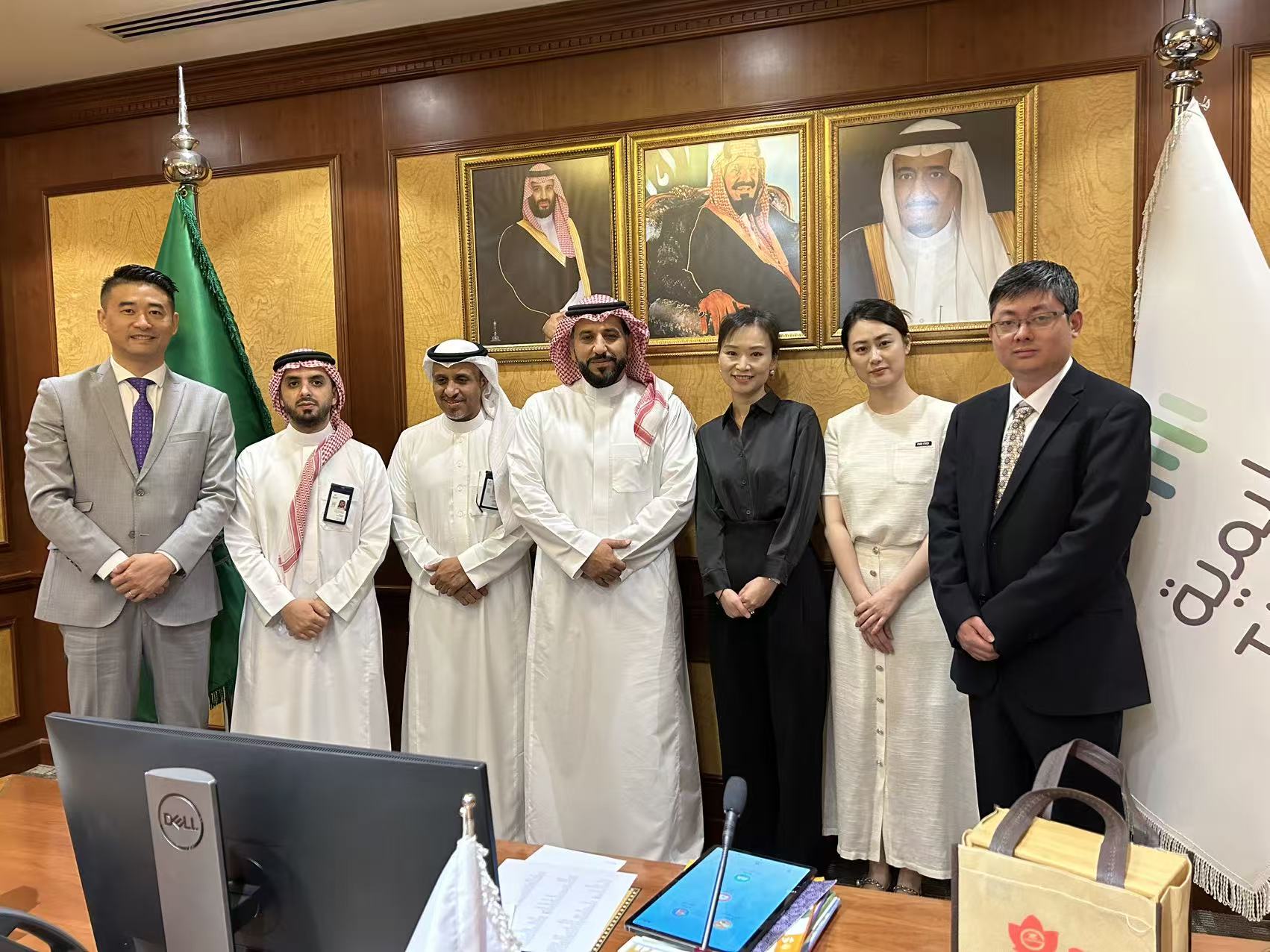 Ruanyun Edai Technology team with Saudi officials